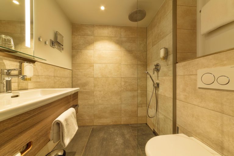 2-cityclass-hotel-am-heumarkt-cologne-bathroom