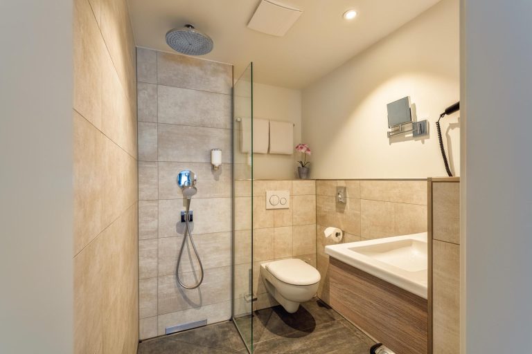 2-cityclass-hotel-am-heumarkt-cologne-bathroom