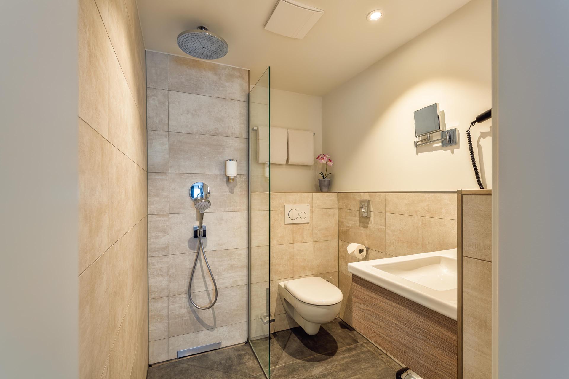 2-cityclass-hotel-am-heumarkt-cologne-bathroom