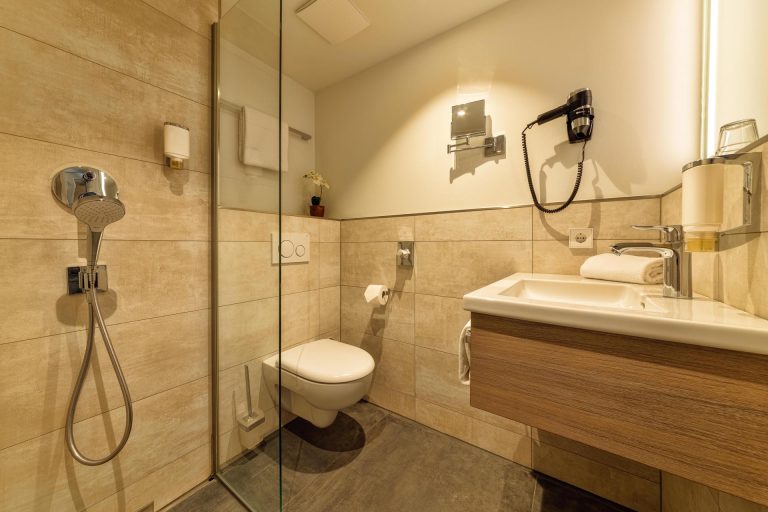 3-cityclass-hotel-am-heumarkt-cologne-bathroom