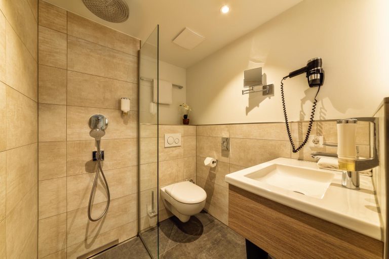 3-cityclass-hotel-am-heumarkt-cologne-bathroom