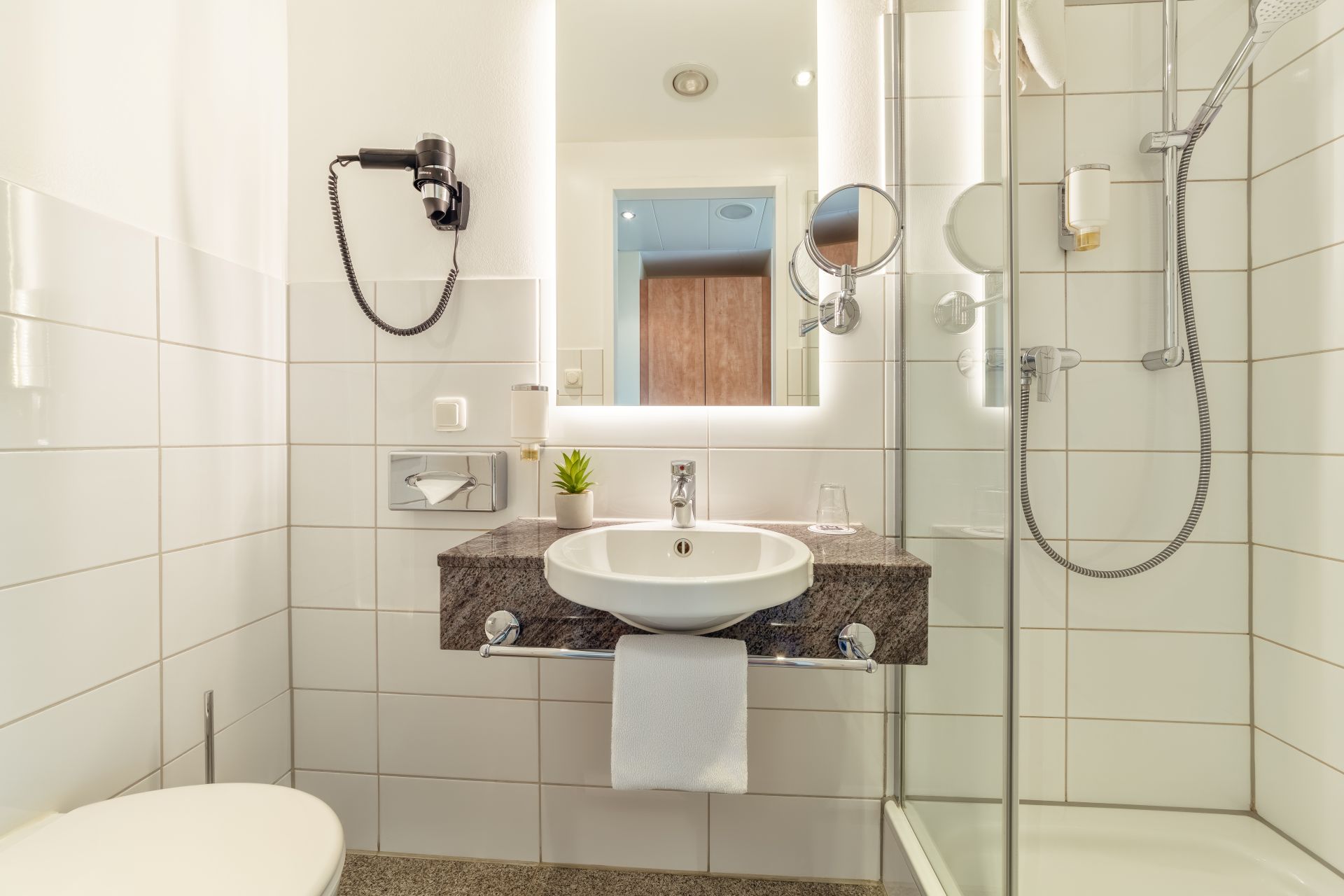 D050-cityclass-hotel-am-dom-cologne-bathroom