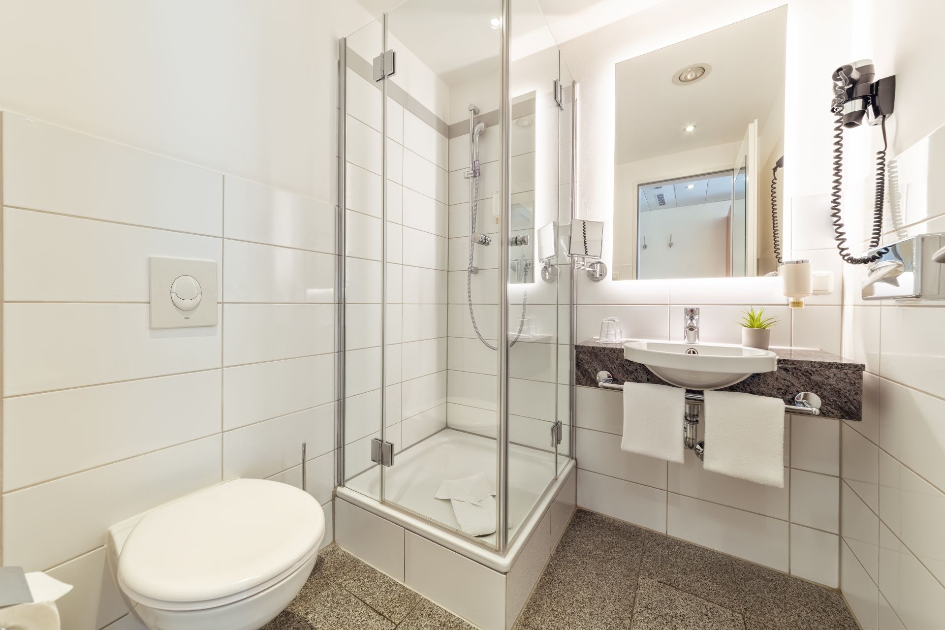 F080-cityclass-hotel-am-dom-cologne-bathroom