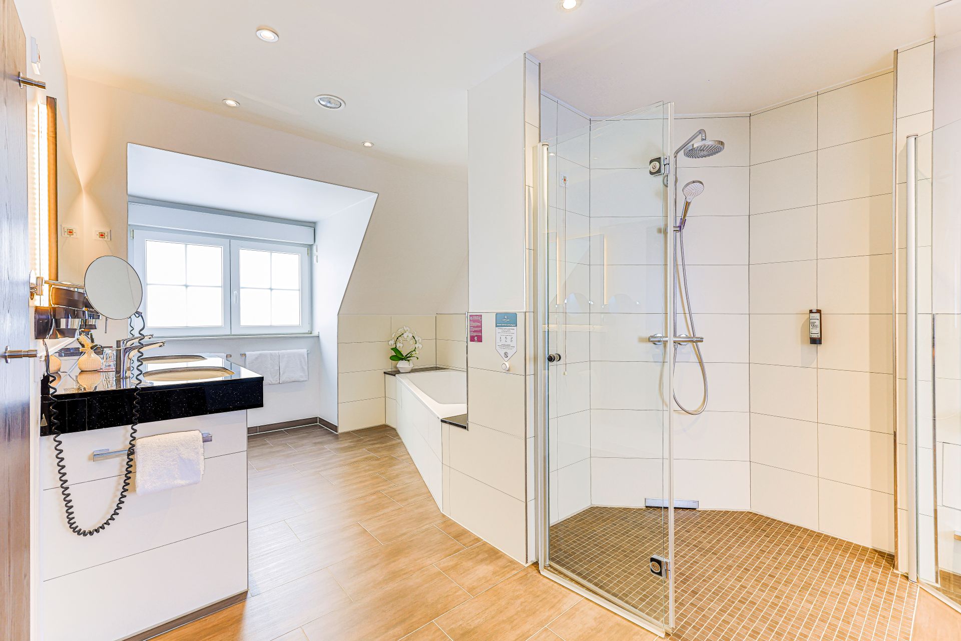 H050-cityclass-hotel-alter-markt-double-room-premium-bathroom