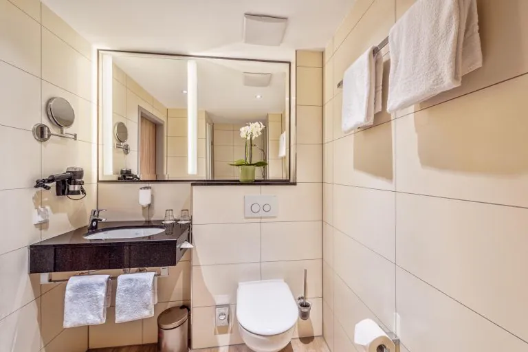 2-cityclass-hotel-alter-markt-cologne-bathroom