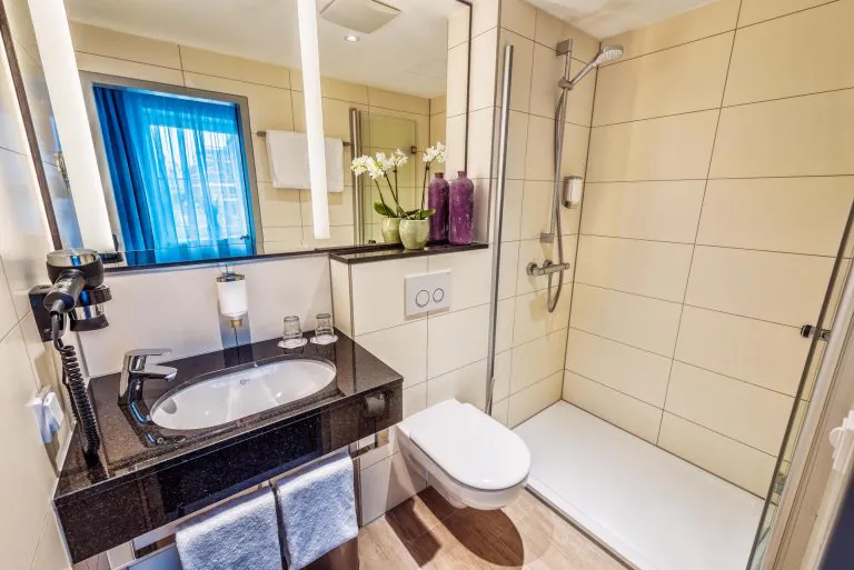 2-cityclass-hotel-alter-markt-cologne-bathroom