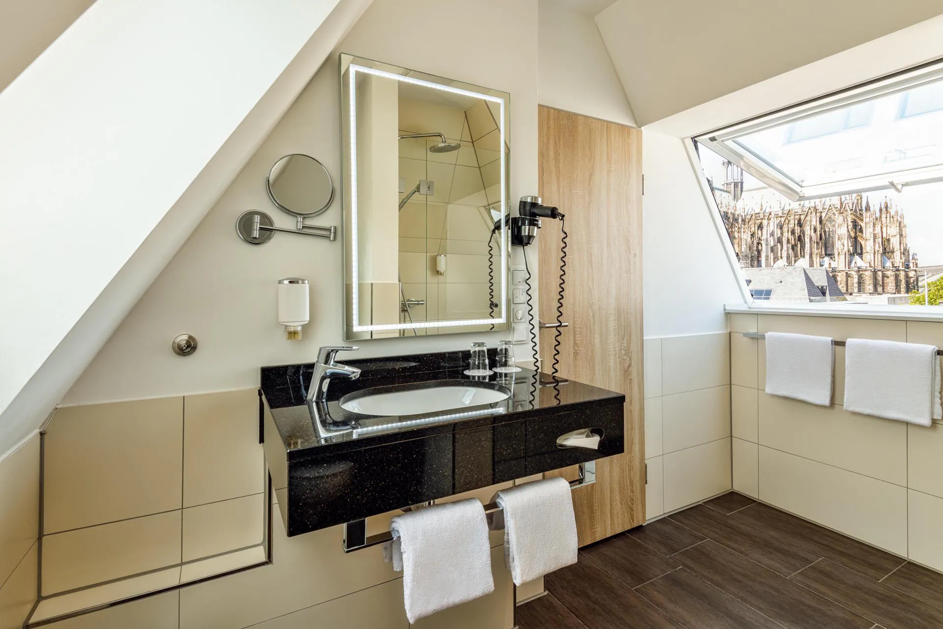 2-cityclass-hotel-alter-markt-cologne-junior-suite-bathroom
