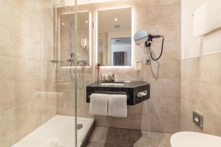 2-cityclass-hotel-am-dom-cologne-bathroom