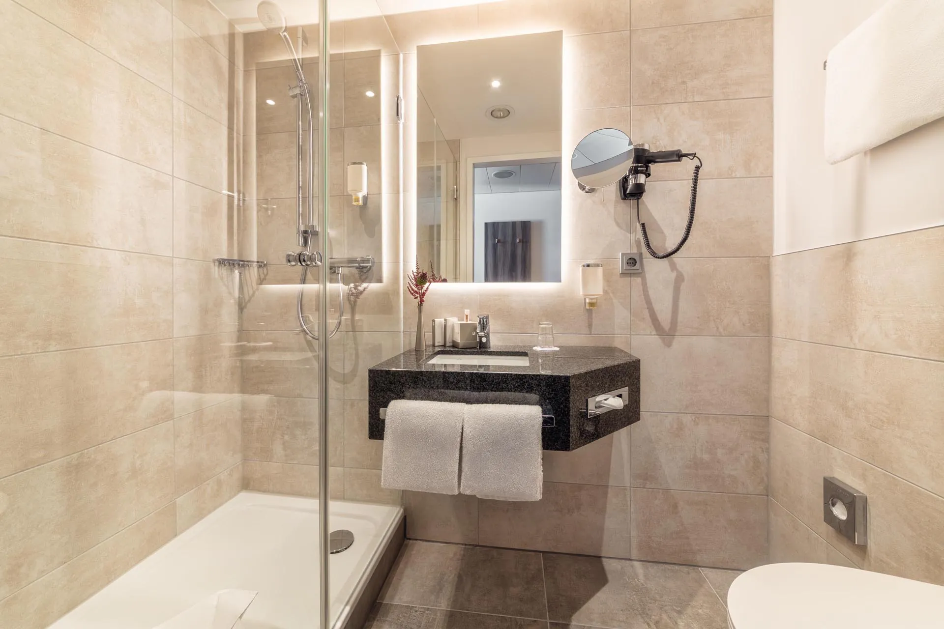 2-cityclass-hotel-am-dom-cologne-bathroom