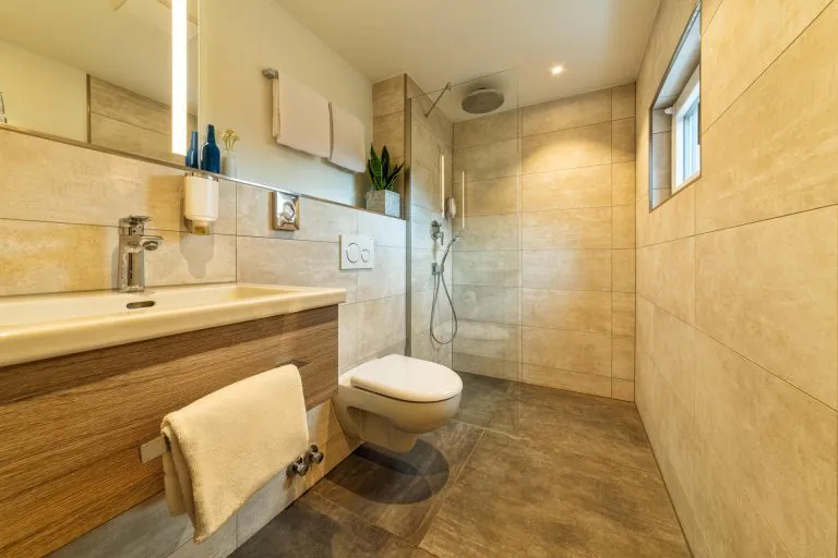 3-cityclass-hotel-am-heumarkt-cologne-family-room-bathroom