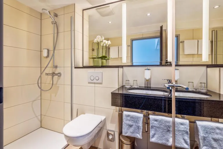 4-cityclass-hotel-alter-markt-cologne-bathroom