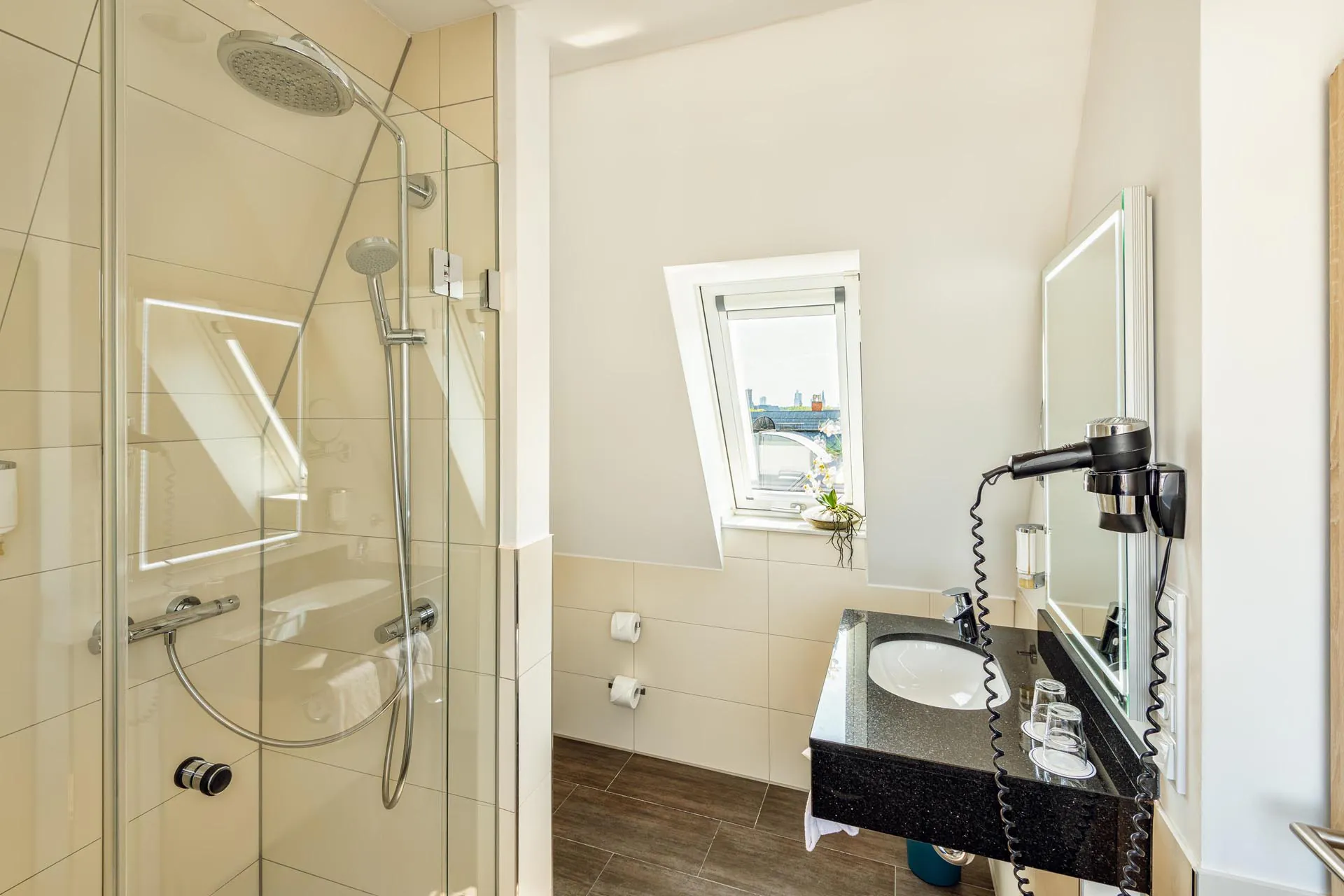 6-cityclass-hotel-alter-markt-cologne-junior-suite-bathroom