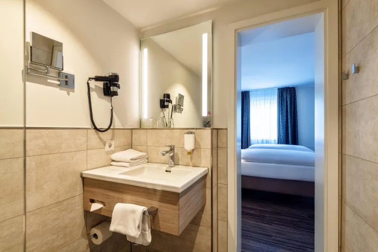 6-cityclass-hotel-am-heumarkt-cologne-bahtroom