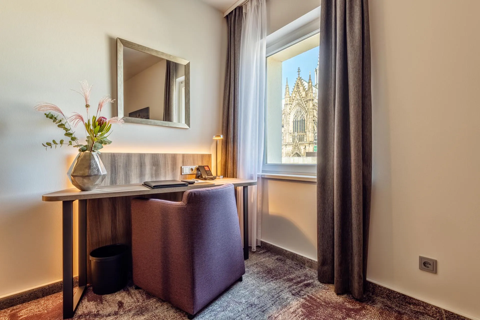 8-cityclass-hotel-am-dom-cologne-room-view