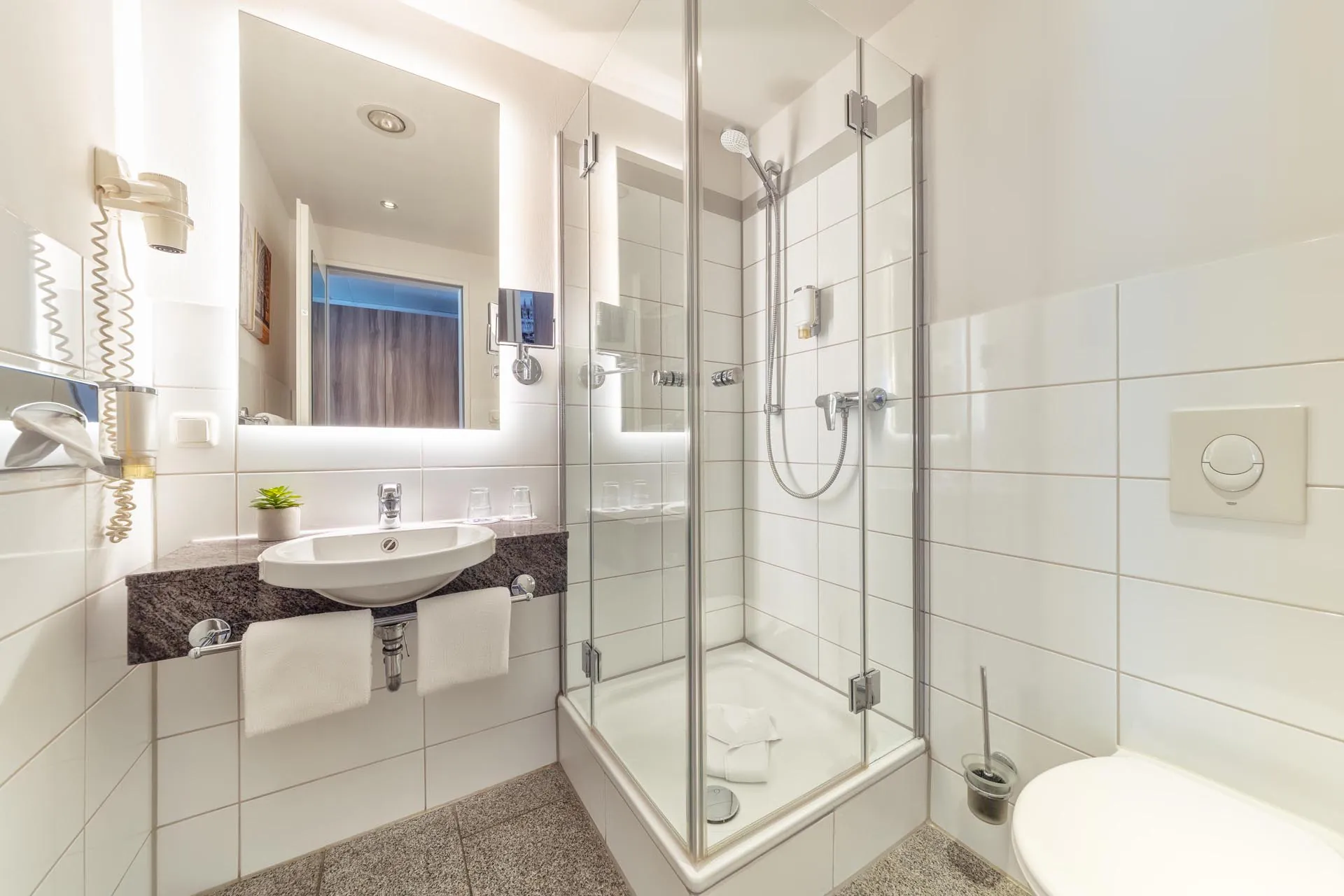 5-cityclass-hotel-am-dom-cologne-bathroom