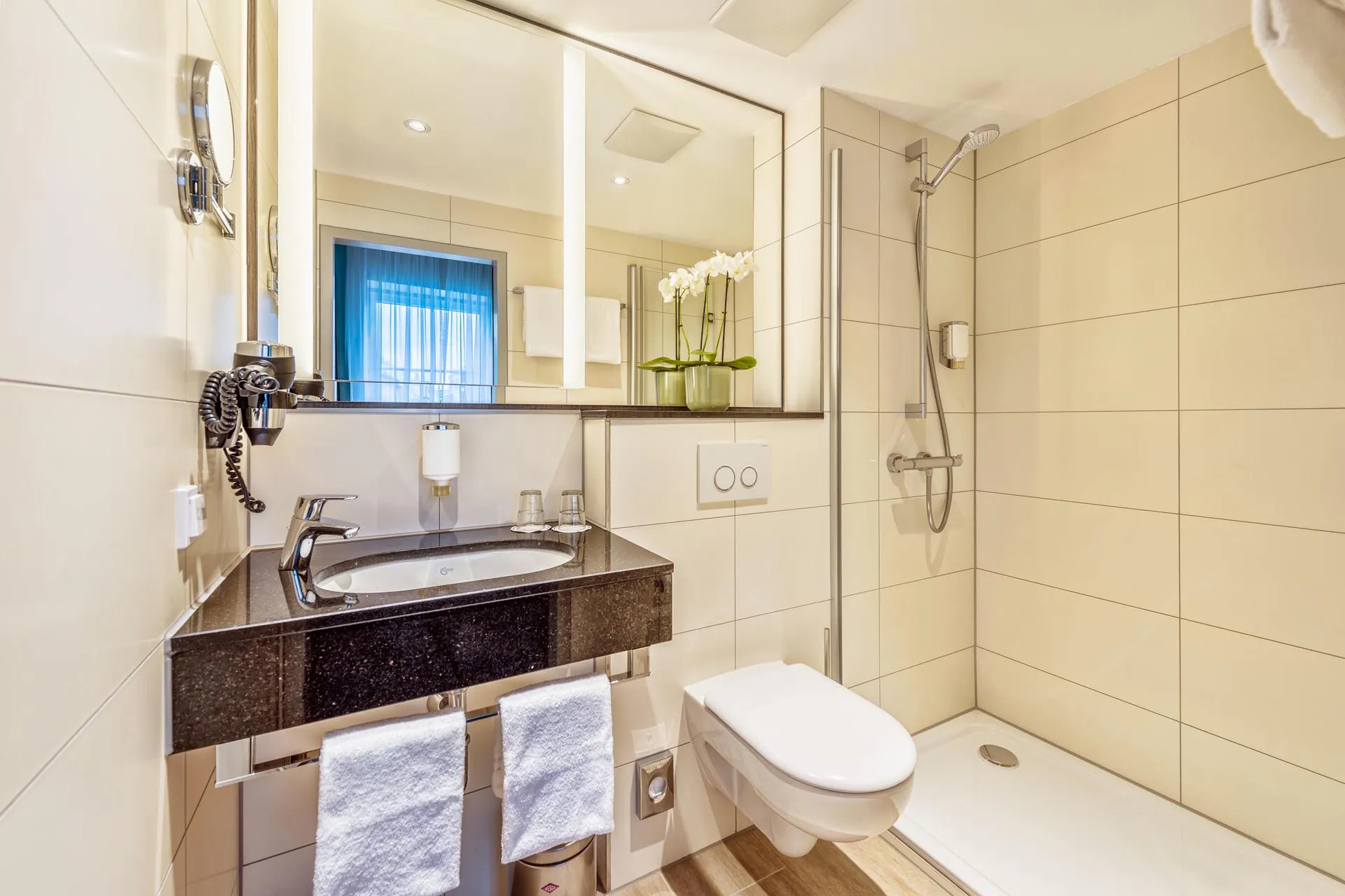 9-cityclass-hotel-alter-markt-cologne-bahtroom